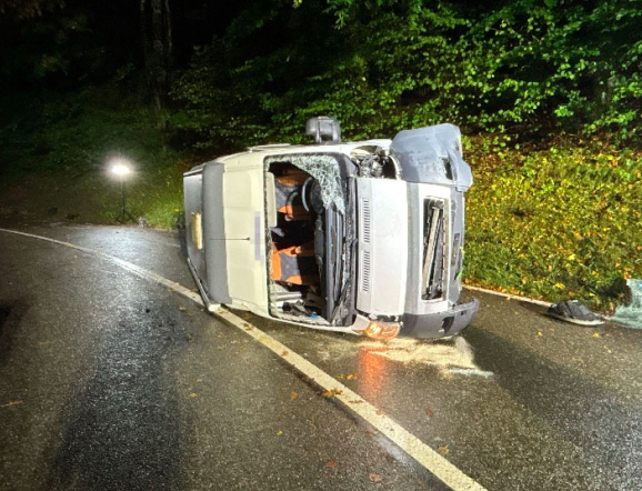 In Gänsbrunnen kam es in der Nacht zum 2. Oktober 2026 zu einem Selbstunfall mit einem Wohnmobil. Der mutmaßliche Lenker wurde erheblich verletzt und ins Spital gebracht.
