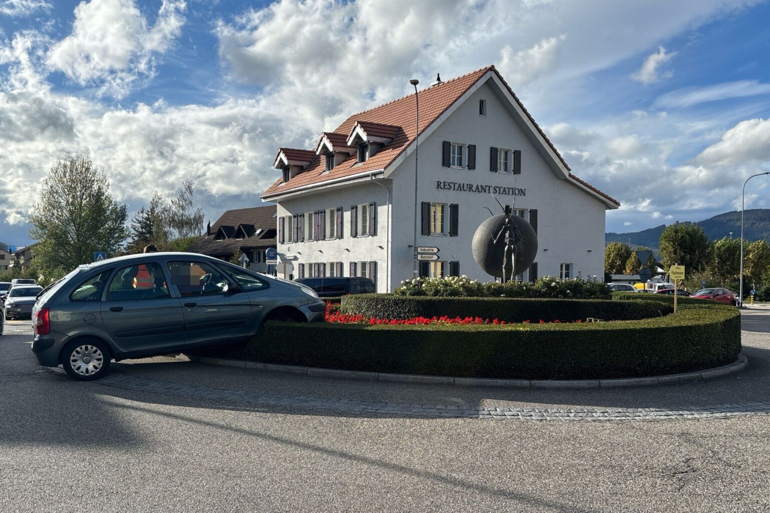 Bei einem Selbstunfall in einem Kreisel in Däniken verlor eine Automobilistin (83) die Kontrolle über ihr Fahrzeug. Sie besaß keinen Führerausweis. 