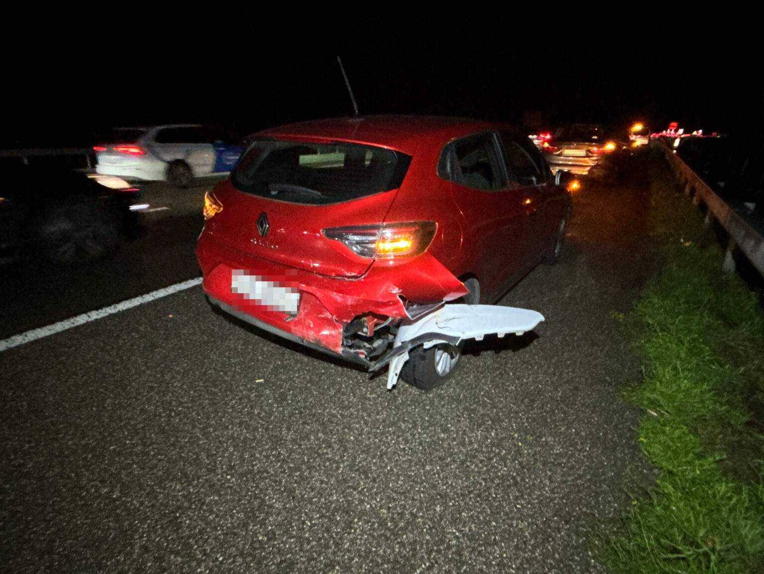 Auffahrunfall auf der A1 bei Niederbipp am 18. Oktober 2026: Fünf Autos beteiligt, drei Personen leicht verletzt. Die Kantonspolizei Solothurn sucht Zeugen.
