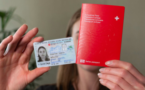 
Ab 2. November 2026 ist die biometrische Schweizer Identitätskarte mit Chip erhältlich. Sie enthält ein Gesichtsbild und zwei Fingerabdrücke. Auch der provisorische Paß wird umbenannt.