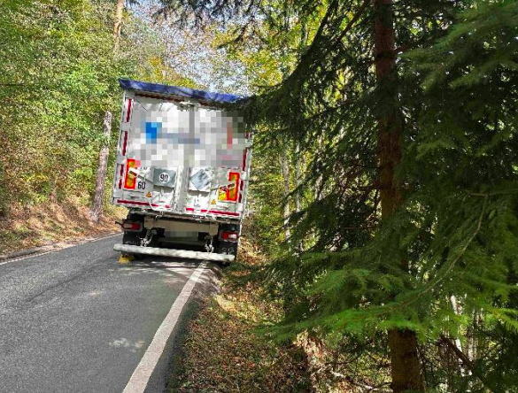 Ein Sattelmotorfahrzeug mißachtet in Oberdorf das Fahrverbot und bleibt auf der Weißensteinstraße stecken. Die Bergung dauert zweieinhalb Stunden.